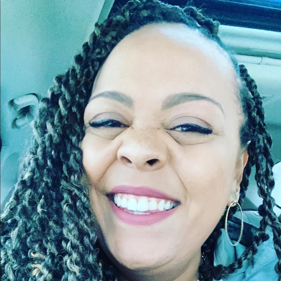 Meet your Posher, Joni 🌵 - Picture 2 of 6